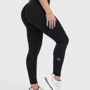 Oner Active Effortless Seamless Tights + Sport-bh i svart. Tights i strl S och längden tall. Sport-bh i strl M. Jag är 165 cm och beställde fel längd i tightsen, därav säljer jag detta set. Använt 2 ggr. Nypris 1200, säljer för 600. 