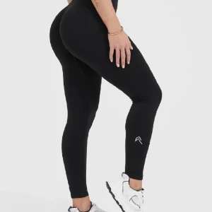 ONER ACTIVE EFFORTLESS SET - Oner Active Effortless Seamless Tights + Sport-bh i svart. Tights i strl S och längden tall. Sport-bh i strl M. Jag är 165 cm och beställde fel längd i tightsen, därav säljer jag detta set. Använt 2 ggr. Nypris 1200, säljer för 600. 