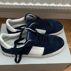 Valentino flycrew - Säljer dessa riktigt fina valentino flycrewsen i ett riktigt bra skick |  ingår dustbag | 3 stycken replacement nitar  | Skriv vid frågor eller funderingar 