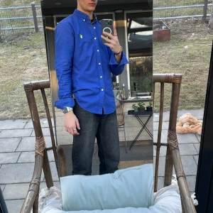 Ralph lauren skjorta - Ralph lauren skjorta, storlek M, inga fläckar eller andra flaws, kom med frågor i dm, modellen är 180 cm och väger 65 kg, nypris 1500 kr, skitsnygg nu för sommaren 