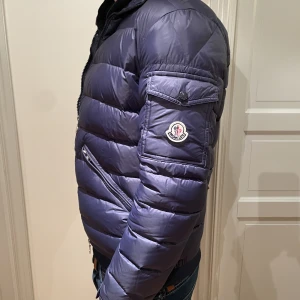 Moncler jacka  - Tjena! Säljer nu min Moncler jacka som är i nyskick som är perfekt till våren. Hör gärna av dig vid frågor och intresse💫