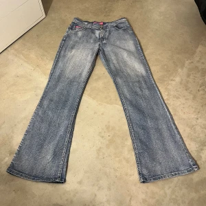 Lågmidjade utsvängda jeans  - Superfina jeans i bra skick. Fina detaljer fram och på backfickorna. Mått i sista bilden❤️