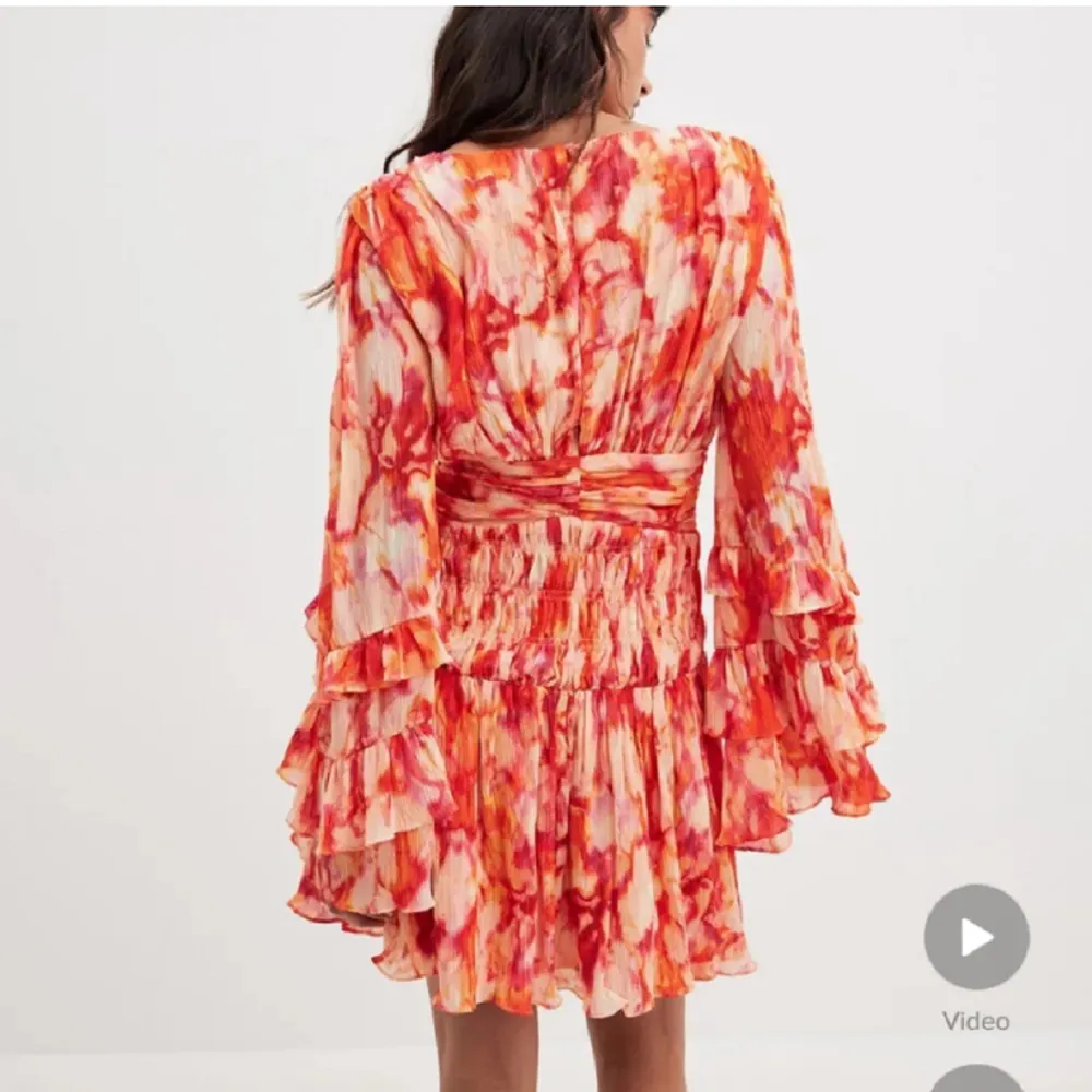 Säljer denna super fina klänning från Sanna Jörnviks kollektion med Nakd då den blivit för liten! Använd 1-2 gånger så är som i nyskick🥰ni står för frakten🤗. Klänningar.