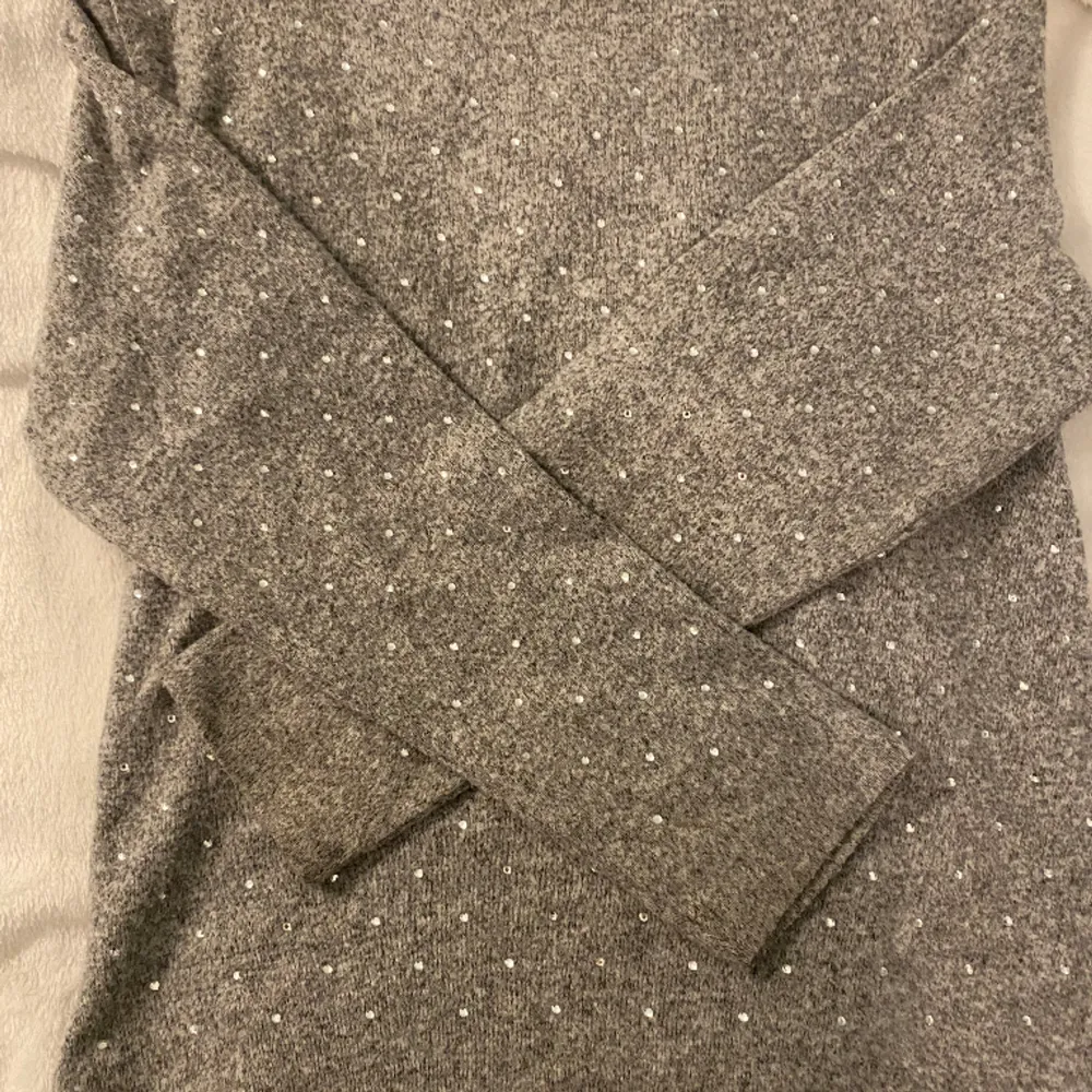 Säljer en grå glittrig tröja från Zara storlek 9-10. Tröjor & Koftor.
