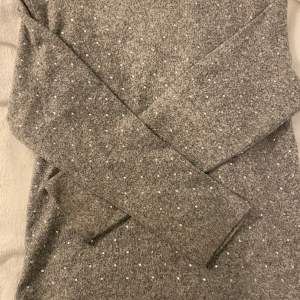 Säljer en grå glittrig tröja från Zara storlek 9-10