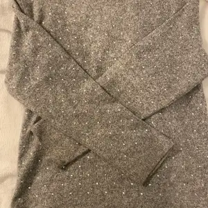Säljer en grå glittrig tröja från Zara storlek 9-10