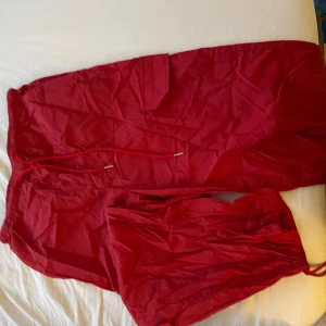 Röda byxor  - Aldrig använd 