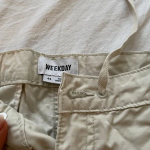 Cargo pants beige  - Använda två gånger. Sista bilden är baksidan på byxorna, upp och ner btw 