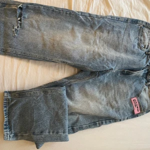 Jeans  - Snygga jeans, ingen storlek men skulle säga M då dom passar mig som brukar ha storlek 38. 