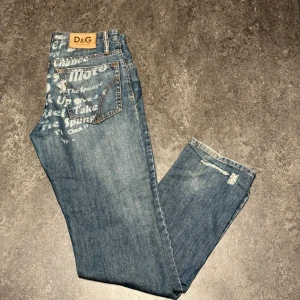 Dolce & Gabbana jeans - Dolce & Gabanna jeans i relativt bra skick, slitna vid hälarna men ingen värsting🤩 Skriv för fler bilder eller funderingar!