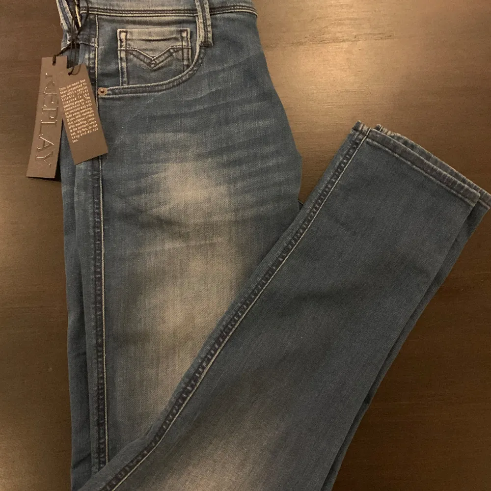 Helt nya jeans från replay! De är aldrig använda och är i storlek 28/32 med alla tags kvar. Nypris ligger runt 1700 och de sitter slim fit. Jeans & Byxor.