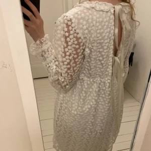 Vit klänning - Superfin vit klänning med spetsärmar. Endast använd en gång. Minns ej märke men nypris låg på runt 700kr