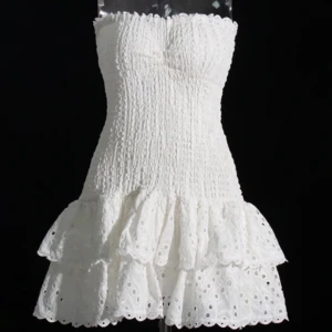 Miniklänning bandeau - Säljer min fina charo ruiz liknande klänning då den inte riktigt kom till användning i somras💞Använd endast 1 gång på skolavslutning så nästan som helt ny💕pris kan diskuteras💝