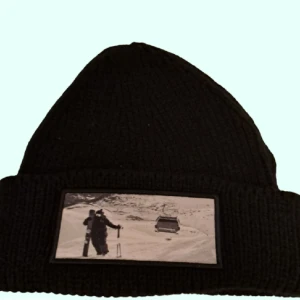 Mössa - Hej mitt namn är Felix och jag säljer Mössor med skidbild mössan passar vilken ålder som hälst. Om du har några frågor så skriv till mig   Går att köpa mer en 1 mössa 