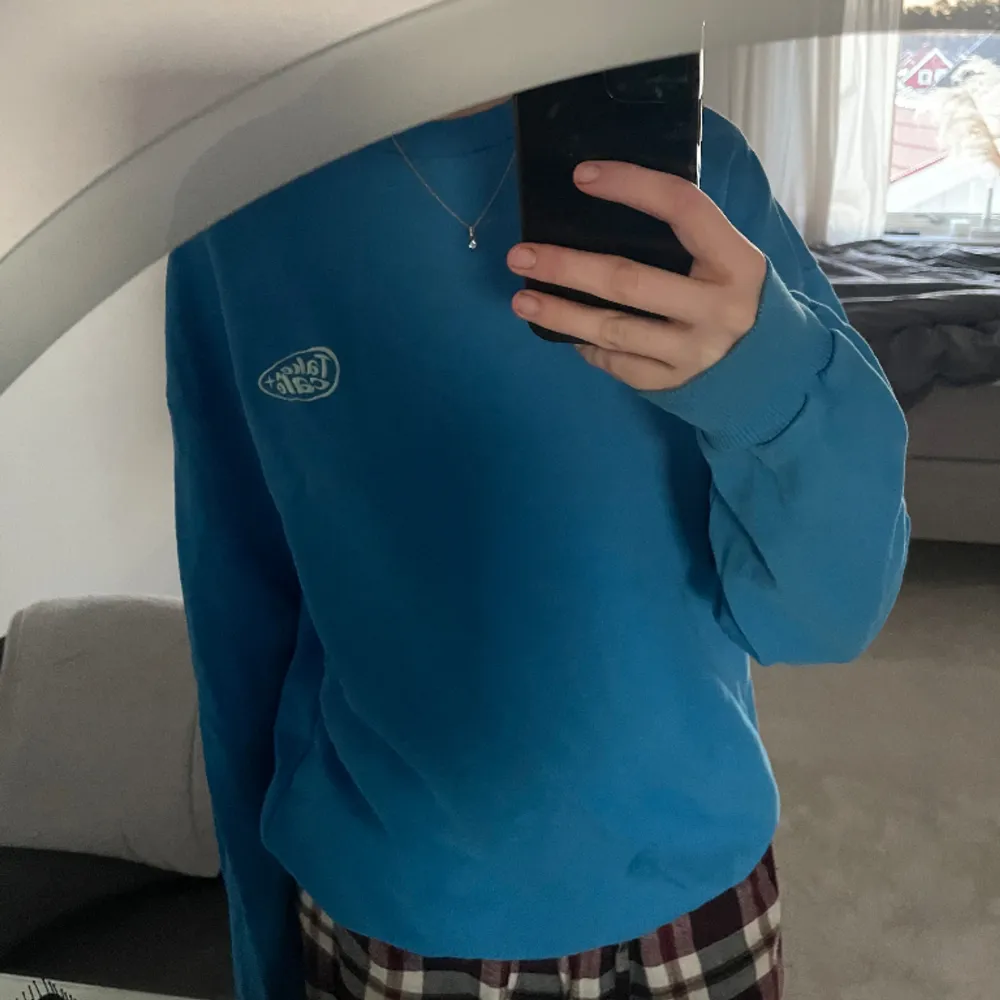 Superfin blå sweatshirt från junkyard, säljs inte längre, storlek S, tror jag köpte för 700kr. Hoodies.