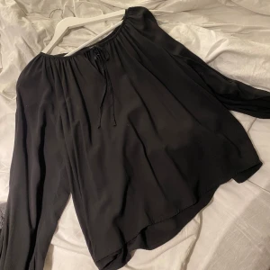 Blus  - Svart blus från Lindex, stolek M och aldrig använt! 125kr+frakt💖