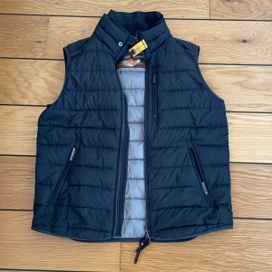Parajumper Väst - Säljer nu min Parajumper Väst som är helt perfekt för sommar/vår! Storlek:S Skick9,5/10 Nypris: 4000 Mitt pris: 700👍👍 Är öppen för alla sorters frågor!