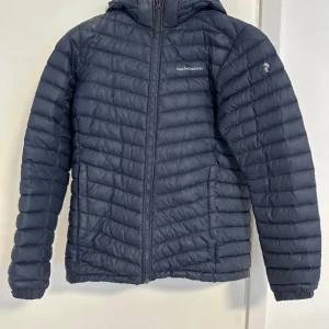 Peak performance jacka  - Vi säljer denna Jacka då den inte längre används, den är i okej skick, pris kan diskuteras bara att kontakta 🤝😃