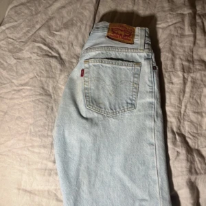 Levis jeans 501 - Säljer mina Levis jeans, använda ca 2 gånger så väldigt fint skick. Skulle säga att dom är mid rise