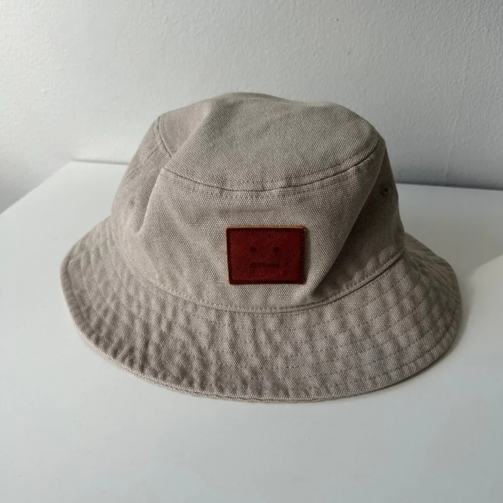 Canvas Bucket Hat från Acne Studios.   Använd ett fåtal gånger, skicket är som nytt, finns fortfarande att köpa från hemsidan.  Storlek: S/M (57 cm) Nypris: 1500kr. Accessoarer.