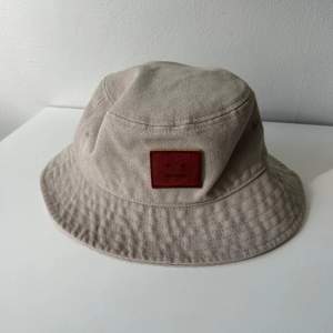 Canvas Bucket Hat från Acne Studios.   Använd ett fåtal gånger, skicket är som nytt, finns fortfarande att köpa från hemsidan.  Storlek: S/M (57 cm) Nypris: 1500kr