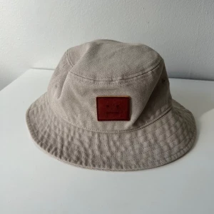 Bucket Hat från Acne - Canvas Bucket Hat från Acne Studios.   Använd ett fåtal gånger, skicket är som nytt, finns fortfarande att köpa från hemsidan.  Storlek: S/M (57 cm) Nypris: 1500kr