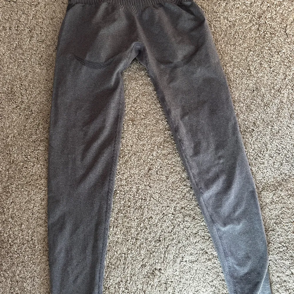 Säljer mina super snygga nvgtn leggings i storlek M. Använda 1/2 gånger. Nypris 605kr  Modell: contour seamless  Färg: Grey. Jeans & Byxor.