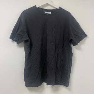 klassisk tee - klassisk tisha i en gråsvart ton, stor för att vara en s! använd en gång