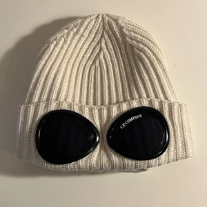 C.P. Company mössa vit  - En C.P. Company möss i fint skick.  Köpt på kaufmann i Köpenhamn   