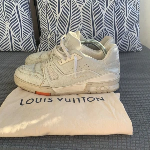 LV trainer - Strl 8,5 (passar 43). Okej skick, inga större skador. Dustbag medföljer. 3500kr