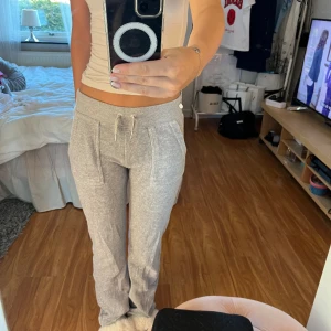 Gråa Juicy byxor xxs - Ett par fina gråa juicy couture byxor som tyvärr inte kommer till användning längre. Dem är använda ett par gånger men är i väldigt fint skick💕🙌