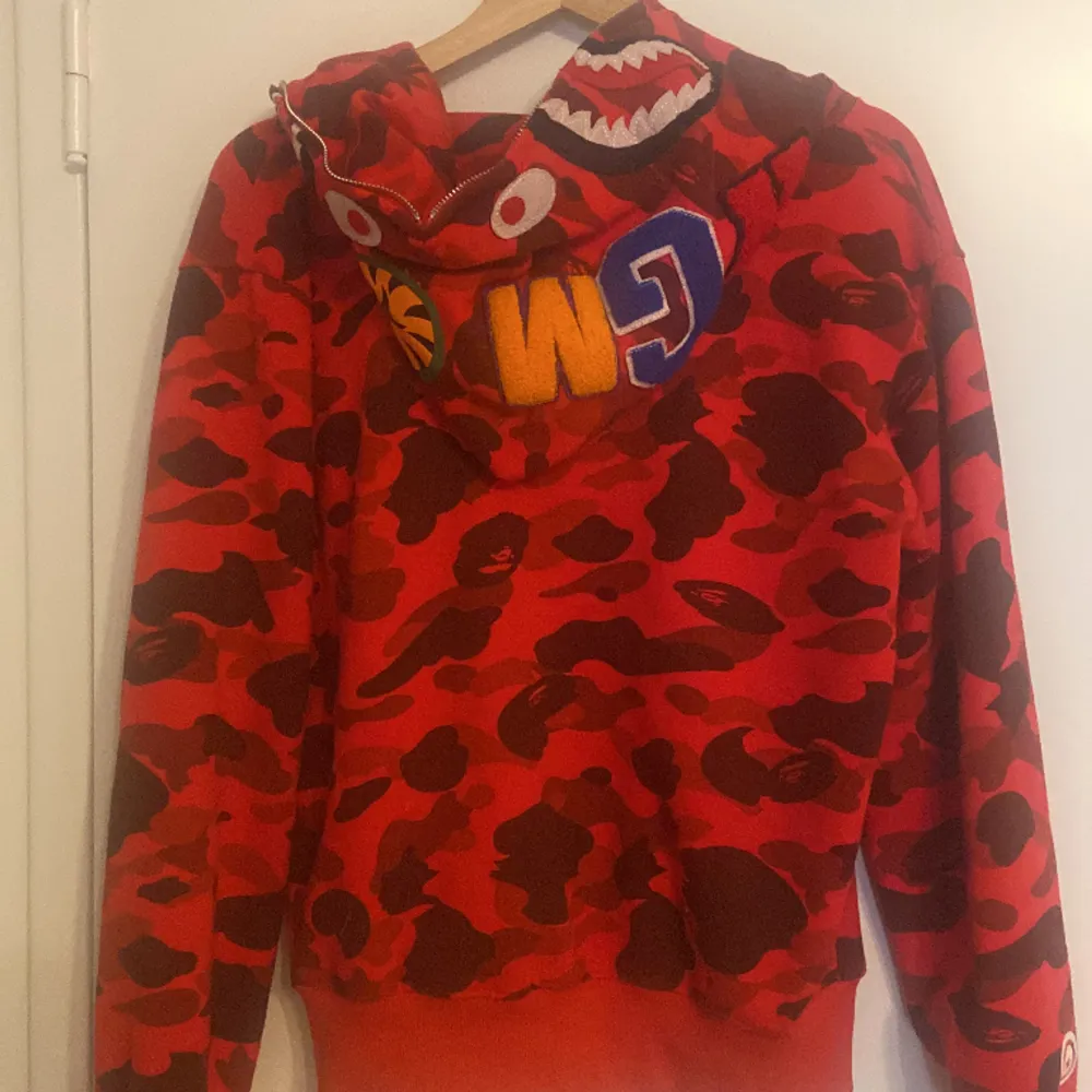 Storlek M säljer då den sitter lite förstort på mig då jag har storlek S.  öppen för bud. Äkta.. Hoodies.