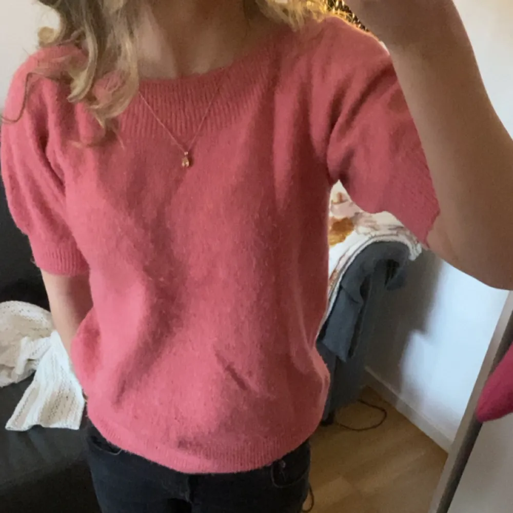Rosa stickad tröja med korta, nästan något puffiga ärmar, från veromoda. Älskar verkligen denna men är dålig på att använda färger så den kommer inte till användning!. Stickat.