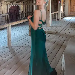 Superfin balklänning i emeraldgrön färg🍾 Storlek S. Inköpt helt ny hos Emilianos i Kungälv. Säljer för 2000 kr