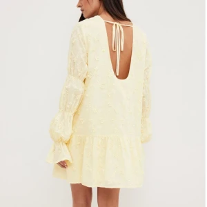 Klänning Nakd - Säljer denna otroligt fina klänningen från Nakd, då den aldrig har kommit till användning. Lappar sitter kvar, slutsåld. Storlek 34. Hör gärna av dig för fler bilder 💕💕