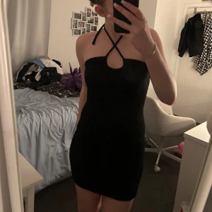 Svart tajt klänning  - En jätte söt svart klänning från H&M i storlek M. Säljer den eftersom den inte kommer så mycket till användning. 