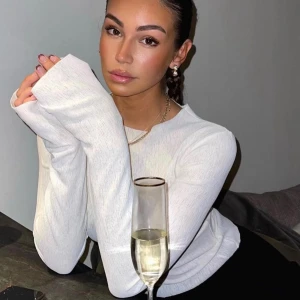 Adsgn long sleeve top - Slutsåld långärmad lite see through tröja med vida armar, från Alice stenlöfs märke adsgn! Endast använd 1 gång så i nyskick!