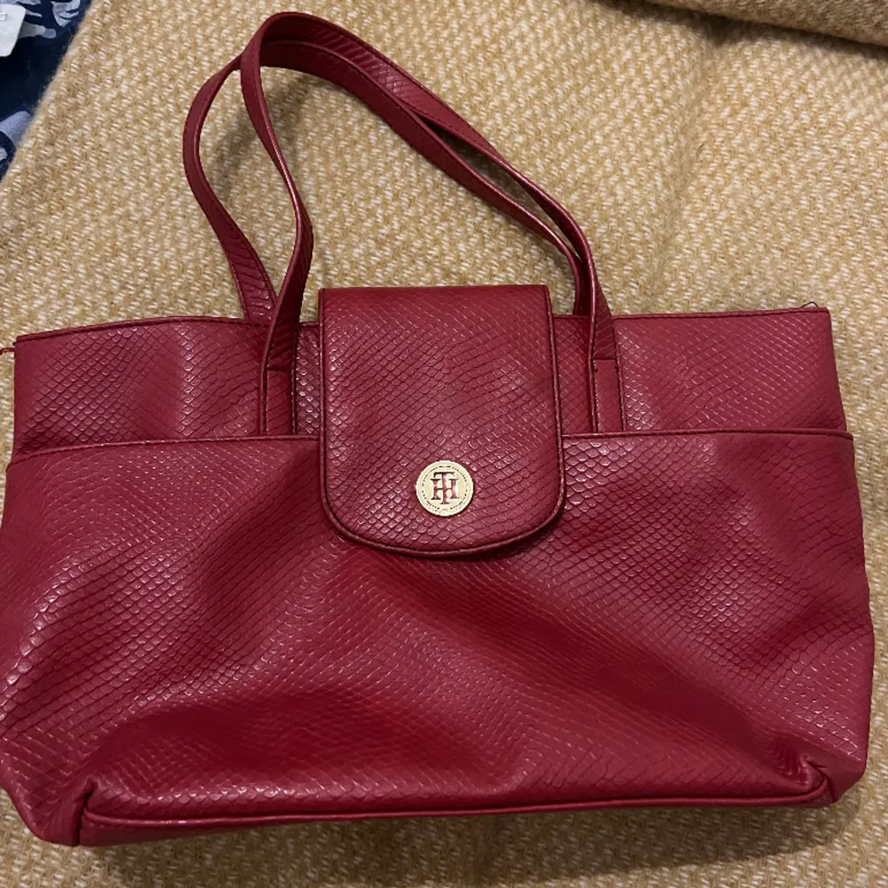 Röd handväska i ormskinn liknade mönster, har inga defekter på utsidan eller insidan. Köp gärna via ”köp nu”😊. Väskor.