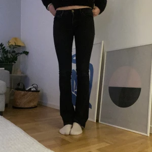 Jeans  - Jätte fina crocker jeans som tyvärr har blivit för små. Använt några gånger.. bra skick!! 