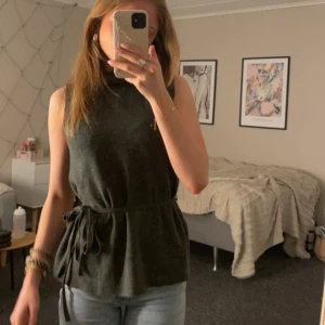 Fin topp - stickad tröja från Zara. Använd 1 gång men superfin! Man kan knyta i ryggen eller där fram❤️ 