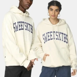 Sweet sktbs hoodie  - Säljer min hoodie då jag knappt får användning av den. Skrynklig men går att använda strykjärn, har inget strykjärn i min studentlägenhet så kan inte raka till den😭🫶🏼