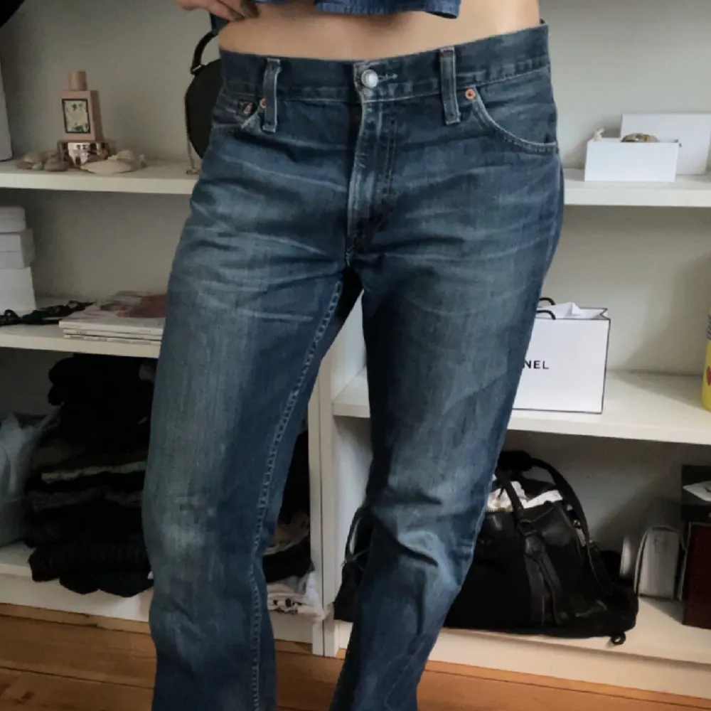 Jättecoola levis jeans som jag köpte på en vintage butik i Italien. De har kommit till mycket användning och jag har fått mycket komplimanger av dessa. Jag har storlek 36 i jeans och dessa har en nice oversized fit. Skriv för fler bilder!❤️‍🔥. Jeans & Byxor.
