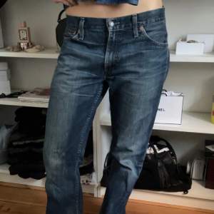 Jättecoola levis jeans som jag köpte på en vintage butik i Italien. De har kommit till mycket användning och jag har fått mycket komplimanger av dessa. Jag har storlek 36 i jeans och dessa har en nice oversized fit. Skriv för fler bilder!❤️‍🔥
