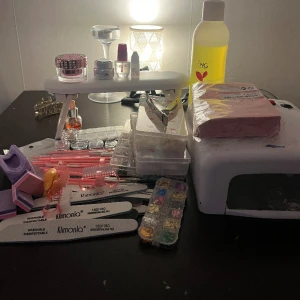 Nagelkit✨ - Säljer detta nagel paket med olika saker önskar ni fler bilder eller information om grejerna är det bara att skriva💗 