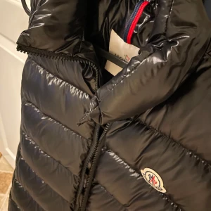 Moncler väst - Använd 1/2 gånger, köpt på Wakakuu i storleken 3 och den passar mig som brukar ha S och M🌸 säljs för 4500 då den är som ny och äkta. Finns QR kod i västen och orderbekräftelse (kvitto) att den är köpt där finns också 