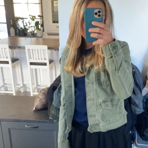 Grön jeansjacka - En jätte snygg grön jeansjacka. Perfekt för våren. Skick 9/10 väldigt fräsch. Kan ändra priset vid snabb affär.  Skriv om ni har några frågor❣️