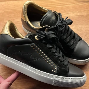 Zadig & Voltaire skor  - Svarta Zadig sneakers med vit sula. I ny skick, använda 1 gång. Köpta för 1800kr.