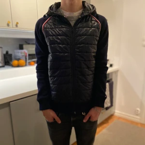 Tommy hilfiger cardigan - Intressekoll på denna asfeta Hilfiger Cardigan jackan! Modellen är 182cm och bär storlek S/M. Nypris ligger runt 2100kr. Vid fler frågor kom priv! 🤙