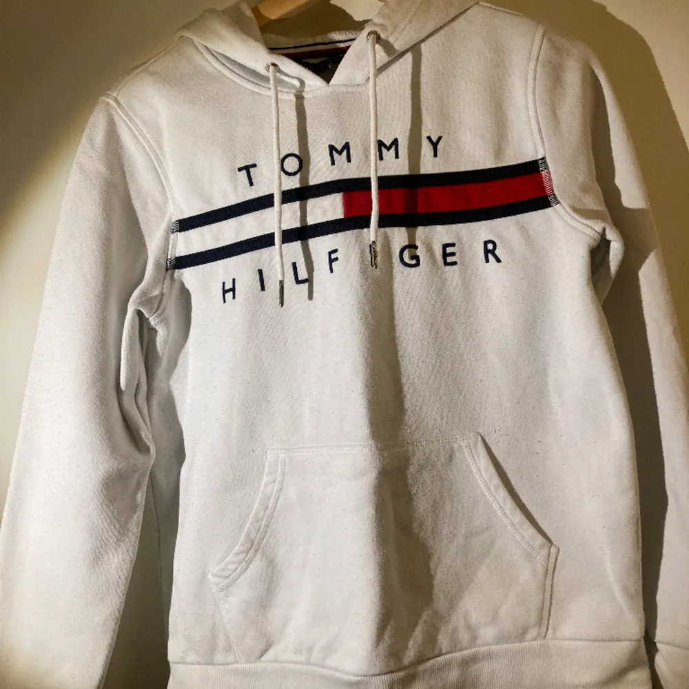 Hej! Jag säljer min Tommy hilfiger hoodie jag fick för ungefär ett år sedan. Använt ungefär 2-3 gånger och är nu för liten. Väldigt bra skick och riktigt snygg. Bara att skriva ifall ni har funderingar eller liknande. Tröjan är i storlek XS. Hoodies.