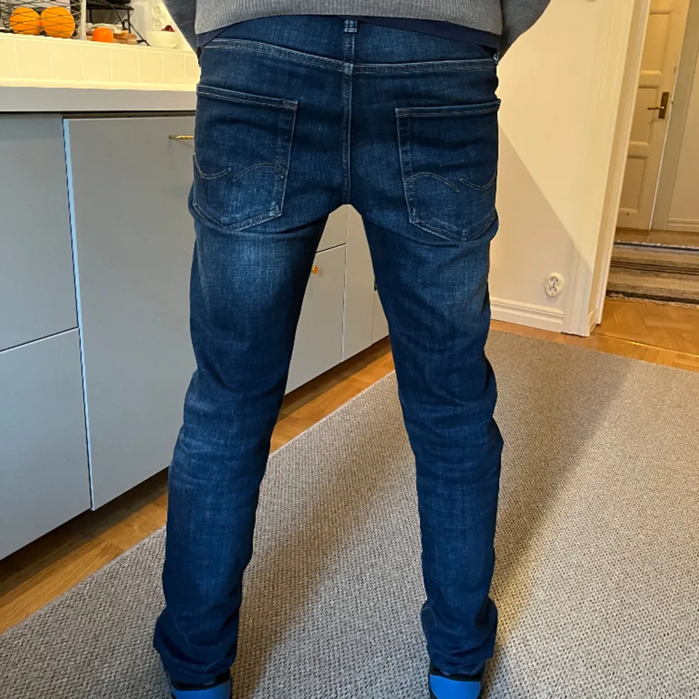 Säljer nu dessa feta tapered jack & jones med skön passform! Jeansen är i nyskick utan defekter och modellen är 185cm lång.  Kom privat vid fler frågor!. Jeans & Byxor.